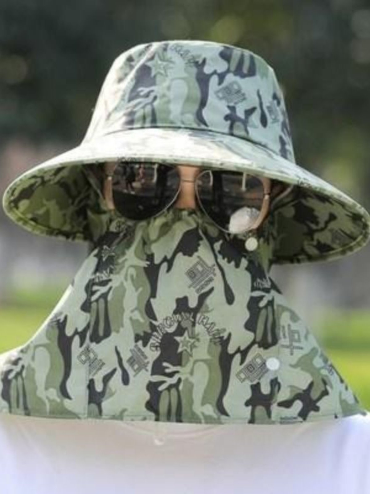 A sunscreen cap, a man and woman who travel in the spring and summer to work in the dust and wind to protect their noses