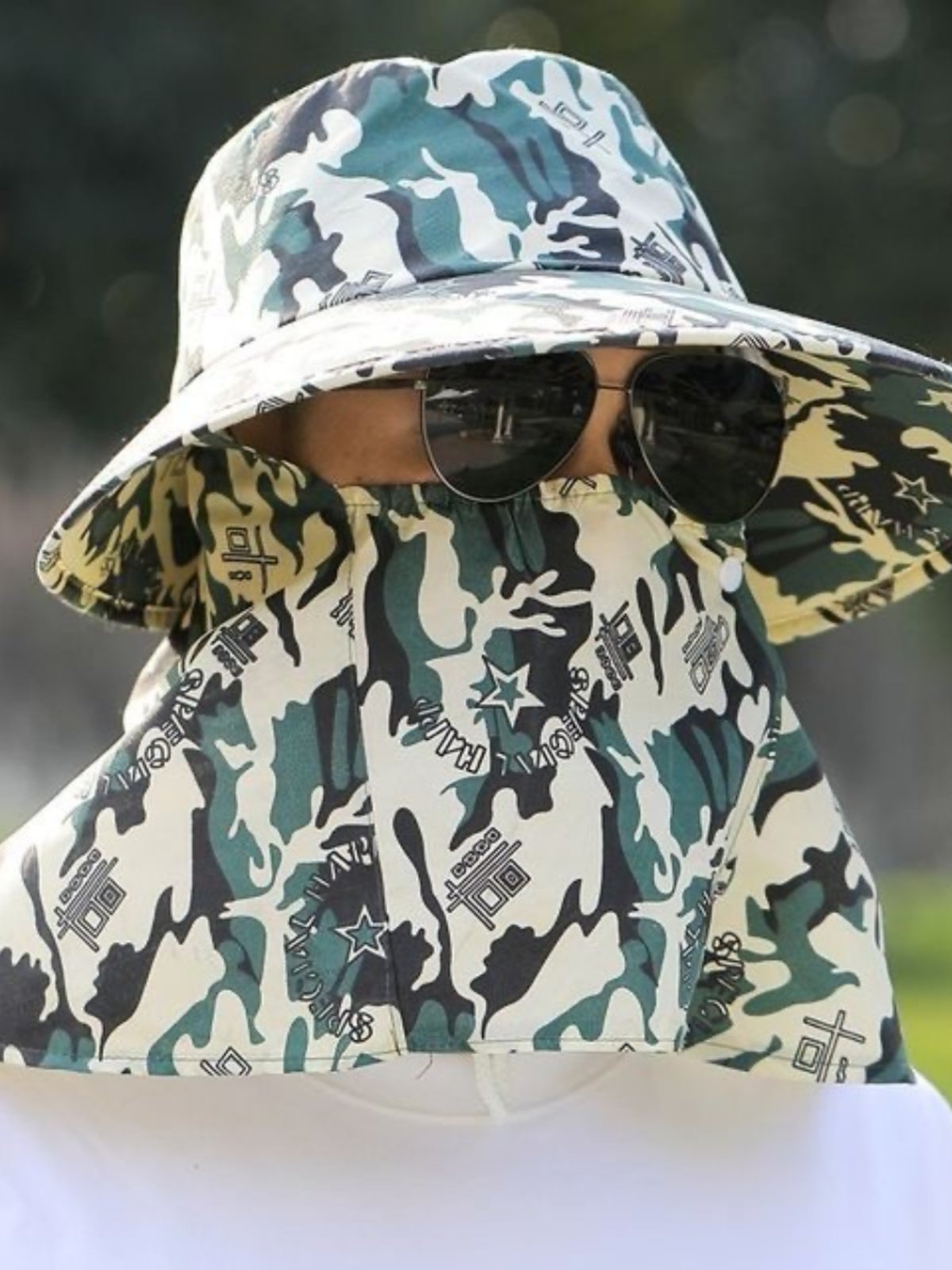 A sunscreen cap, a man and woman who travel in the spring and summer to work in the dust and wind to protect their noses