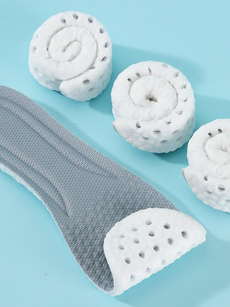 Stepping on the toilet shoe pads for a long time doesn't bother the pain-proof man's motor pad