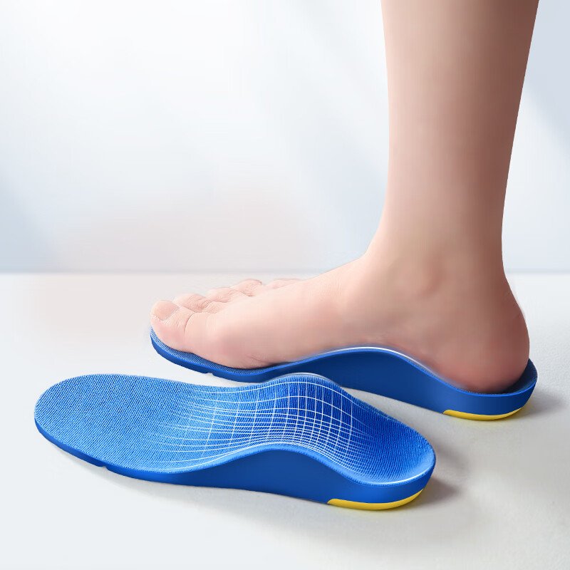 the child xo-leg-type calibrated inside and outside of his leg, flat-footed and rectified foot mats with a high-footed bow to support the shoe mat