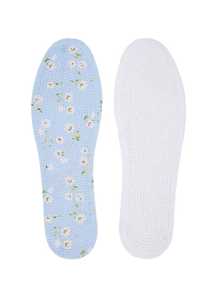 A pair of shoes for adult children can be trimmed and sweated for four seasons