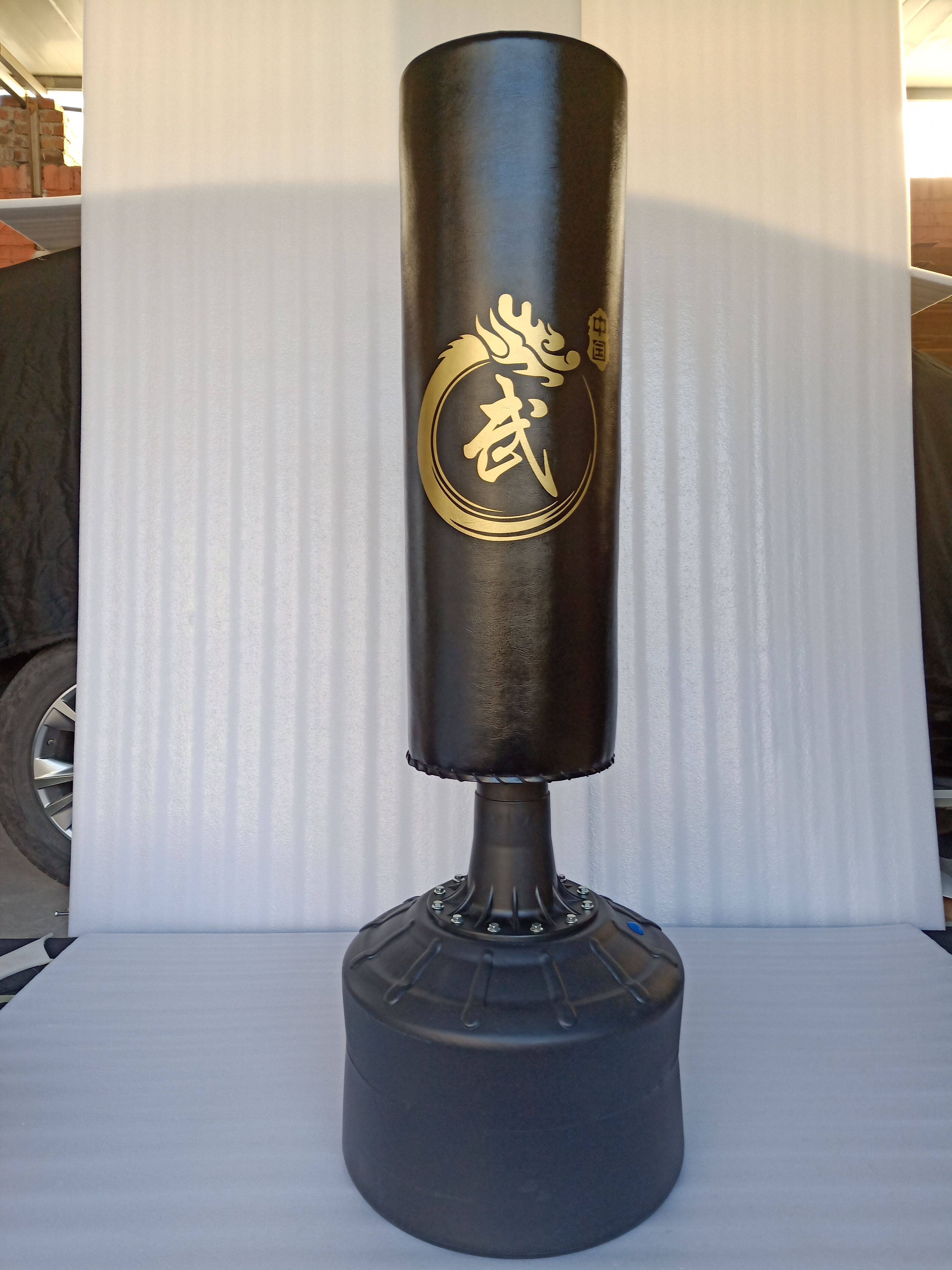 Taekwondo boxing spreads children's small sandbags to train boxing poles at the Undefeated Monk Hall