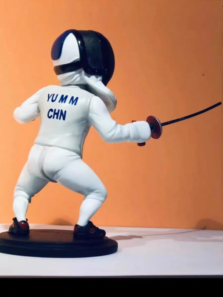 Fencing actual combat doll Birthday gift Children teammates and classmates hand in hand desk desk
