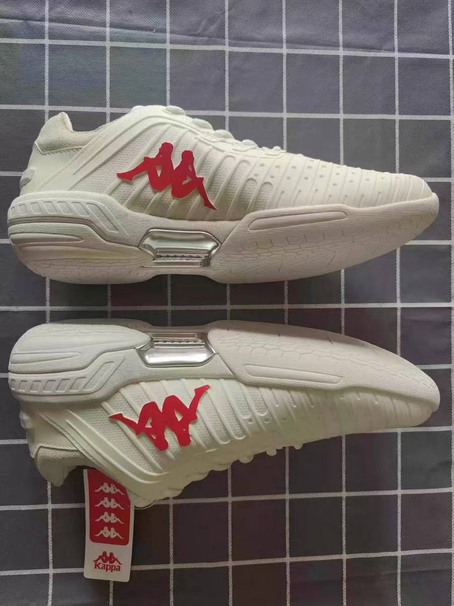 The white number of the Chinese national team's fencing shoes needs to be small.