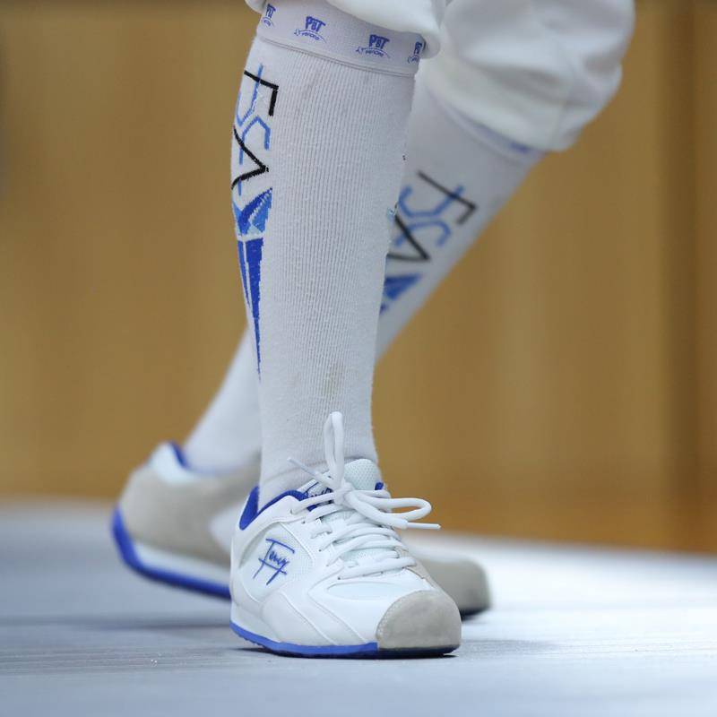 Professional fencing shoe small size children's large size adult fencing sports equipment Nordic feency non -slip light light breathable