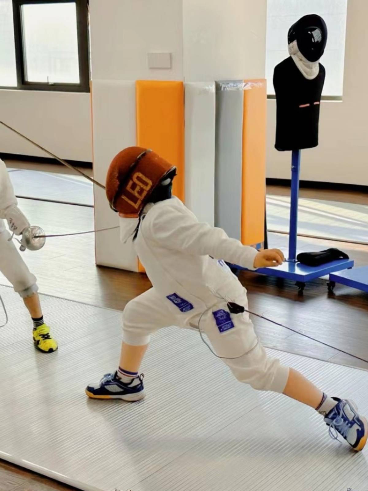 Beyond genuine FIE800N is in line with international and domestic competitions that meet the CFA900N standard ice silk fencing suit