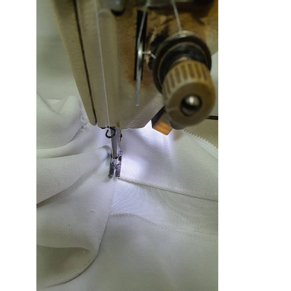 A fencing contest clothing in the top of the shirt to enlarge a code (inserted into the fabric)