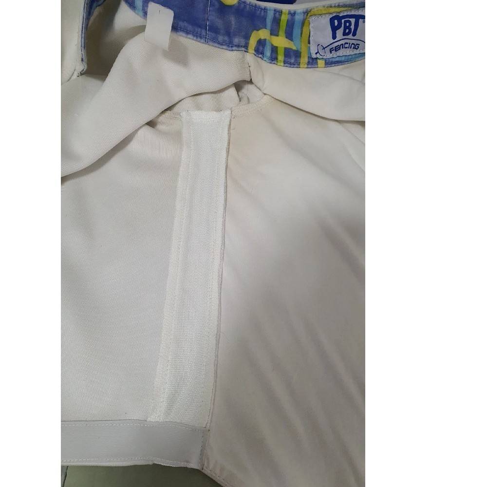 A fencing contest clothing in the top of the shirt to enlarge a code (inserted into the fabric)