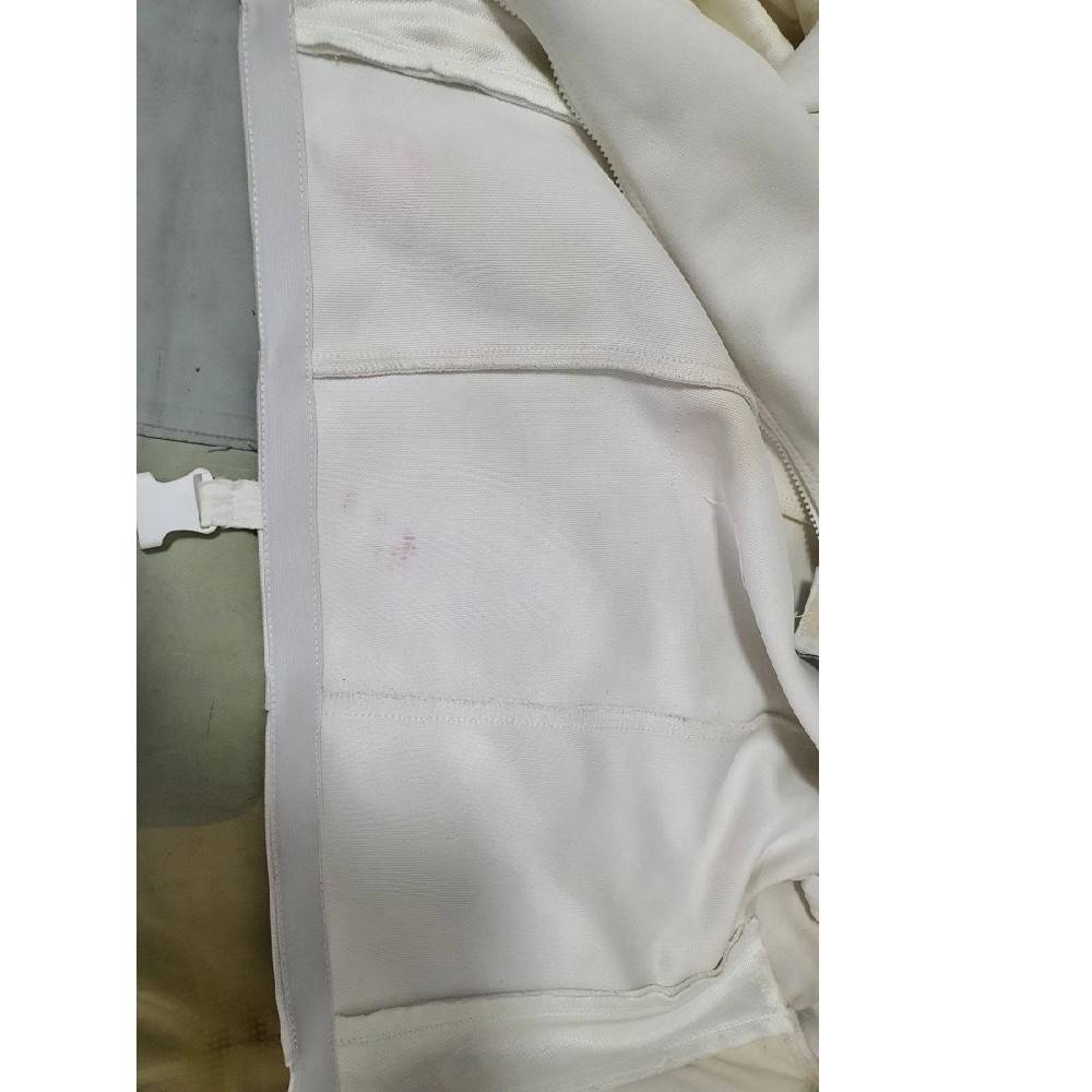 A fencing contest clothing in the top of the shirt to enlarge a code (inserted into the fabric)