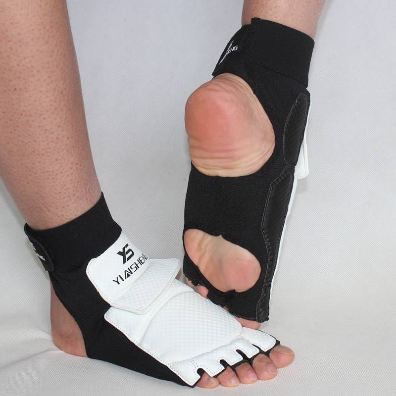 A professional training kit for boys and girls with hand-guarded gloves for leg-back-snatch real-style competitions
