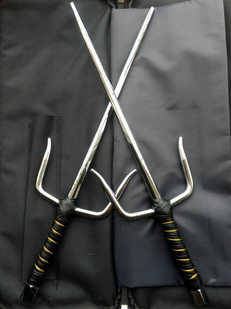 Karate short fork, roller fork, two fork steel fork kung fu, solid steel, three -stranded fork fork, tension martial arts ten -handed iron ruler