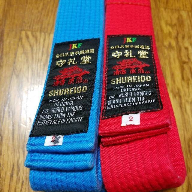 The Japanese Belom Belt is empty -handed with a belt, the genuine WKF is recognized as a red and blue belt