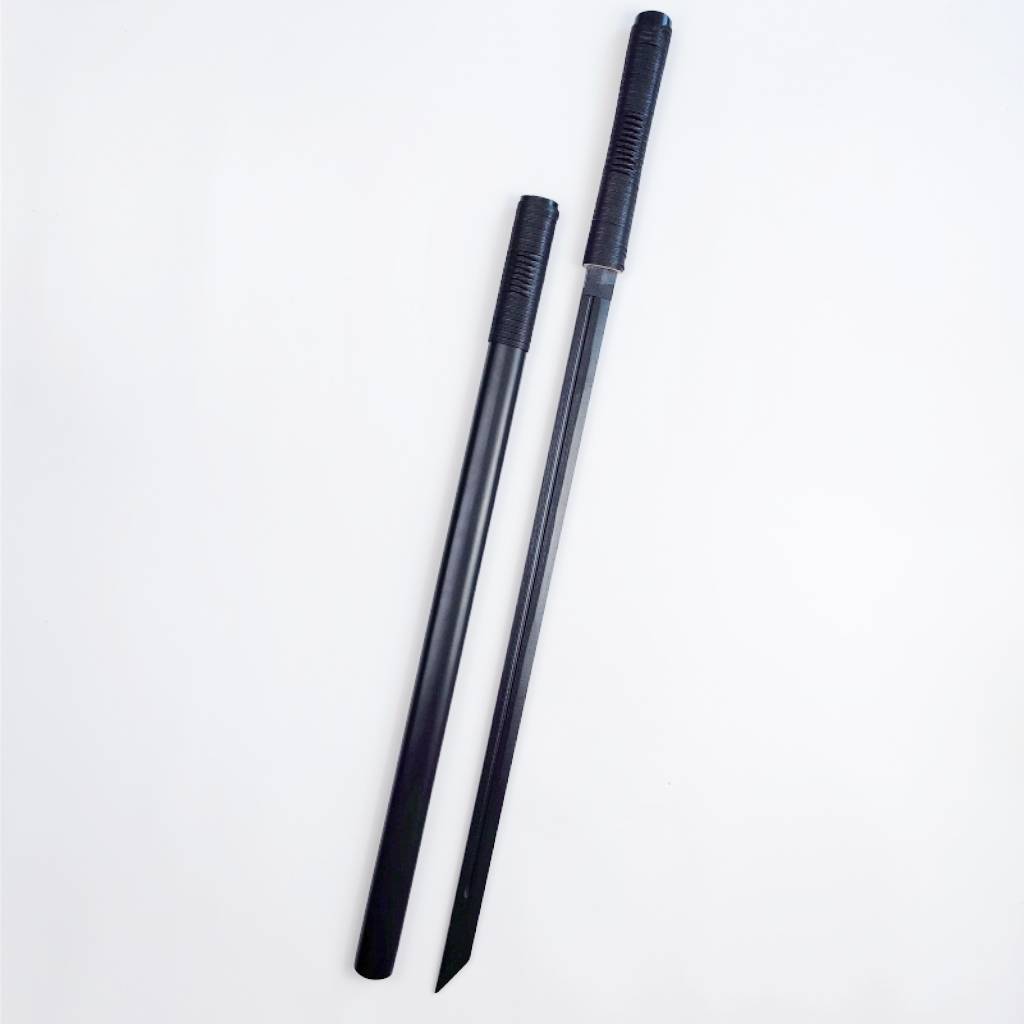 Black knife, black rope