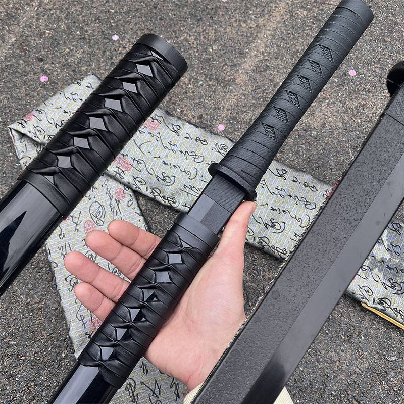 Practicing plastic knife cold steel facing the road to train Japanese Kendo samurai to pull the blade children's toy wooden sword