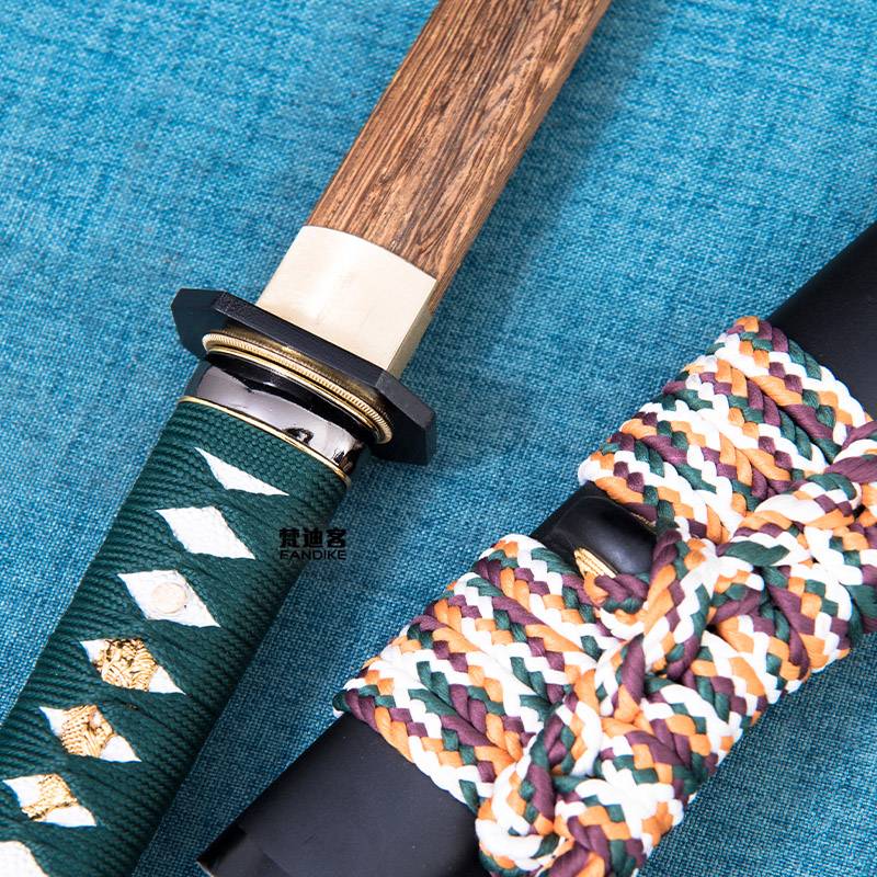 Long-term with a kimber knife and a Japanese sworddo training in the Knife and Nau Knife exercises unopened
