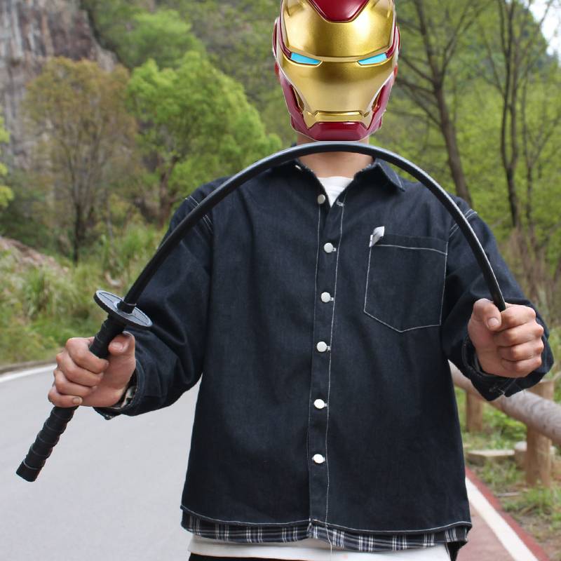 High-strength Japanese swordsmanship Zhudo Zhuang practiced a slashing knife with plastic steel