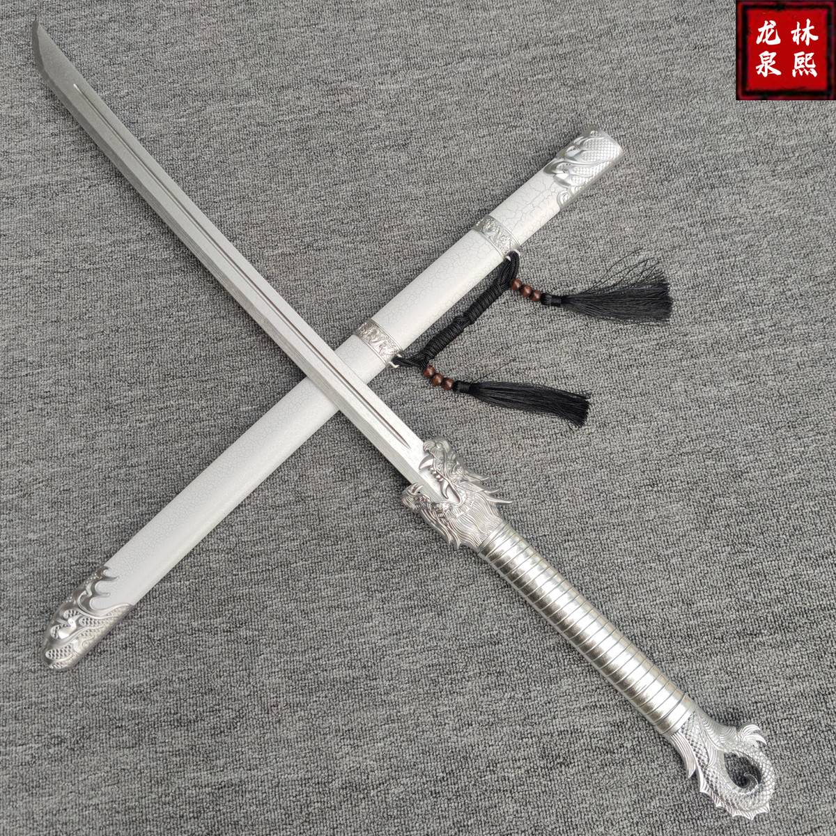 Wooden embroidered spring knife Tang Hengdao Yan Yan knife Bamboo knife training wooden knife with sheath sheath bald knife, children's toys, wood kendo props