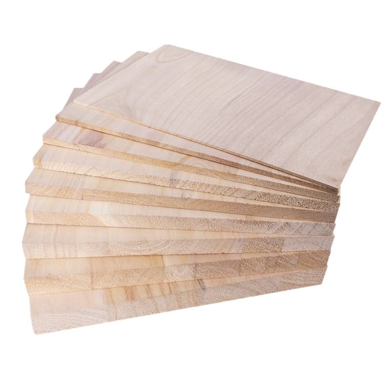 Taekwondo shows woodboards to break training for children in the exam