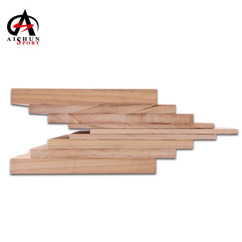 "Tekwondo Woodboard Shows boxing equipment for children and children who break board"