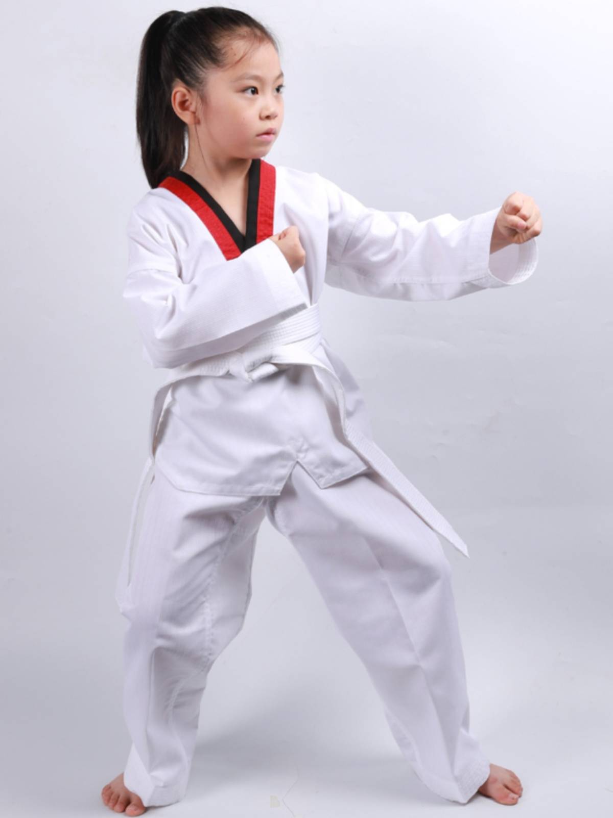 Taekwondo wears long-sleeved cotton-skinned college boys and girls performing training for short-sleeved shorts