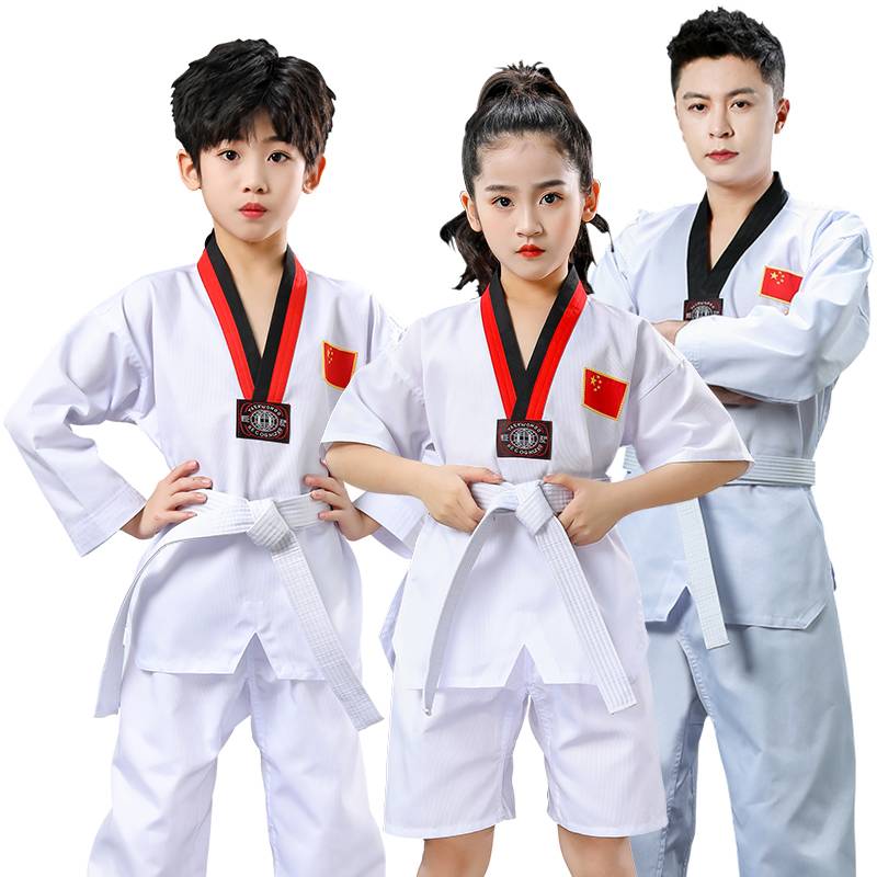 Taekwondo wears an adult taekwondo dress for the length of the child ' s money, both male and female