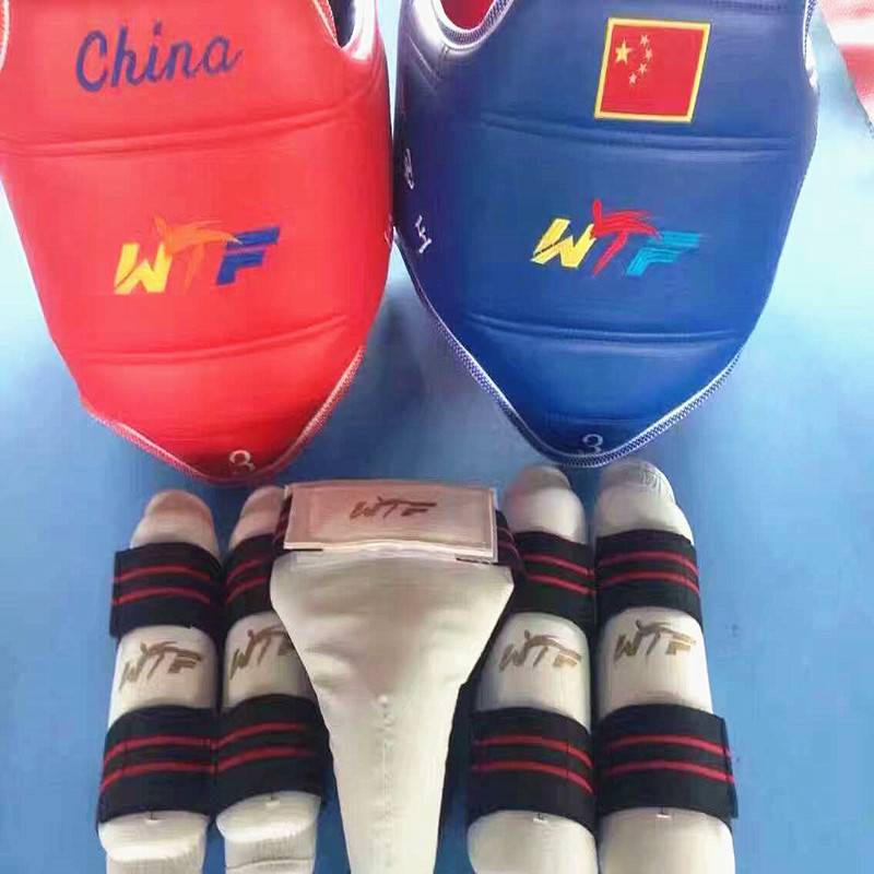 Wearing adult children in taekwondo training competitions with a full set of helmets