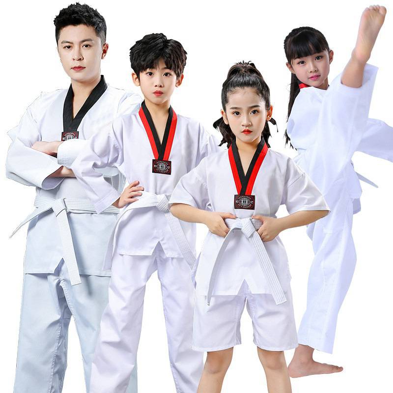 Taekwondo wears a long-sleeved dress for adult children
