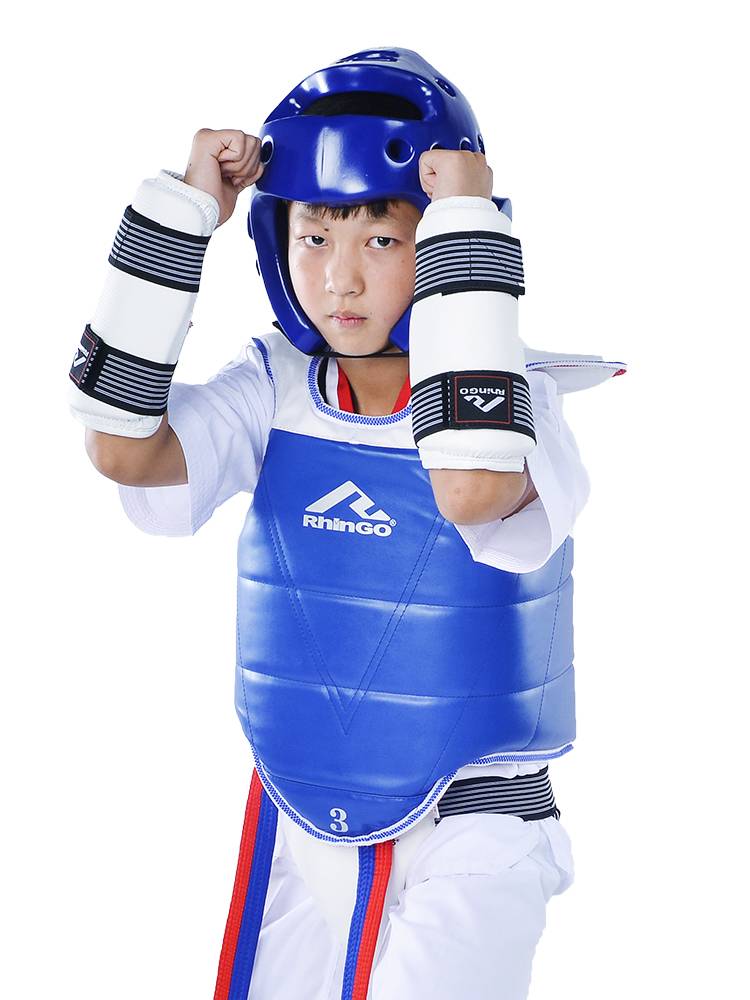Taekwondo protection gear, full of adult taekwondo training equipment for leg and arm protection gear, is in combat
