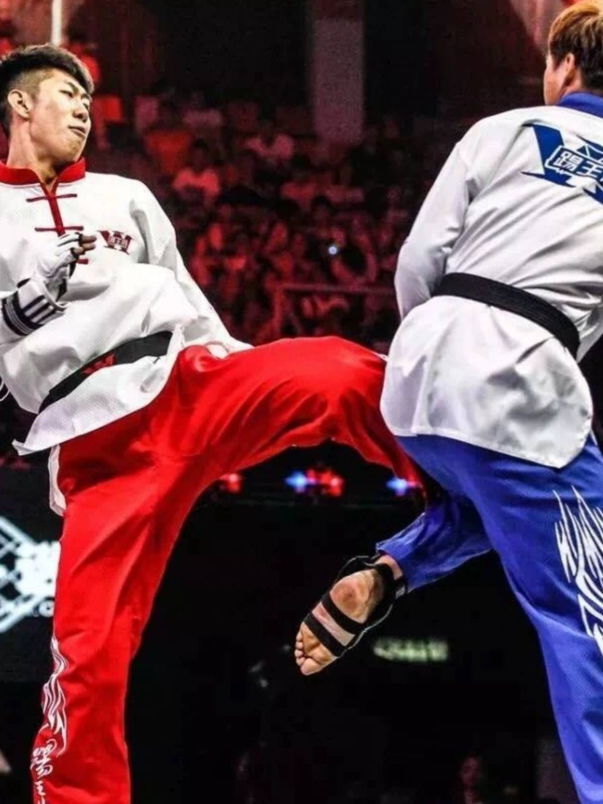 New model free post -kick king national demonstration group Taekwondo service children's blue -red martial arts coach service original customization