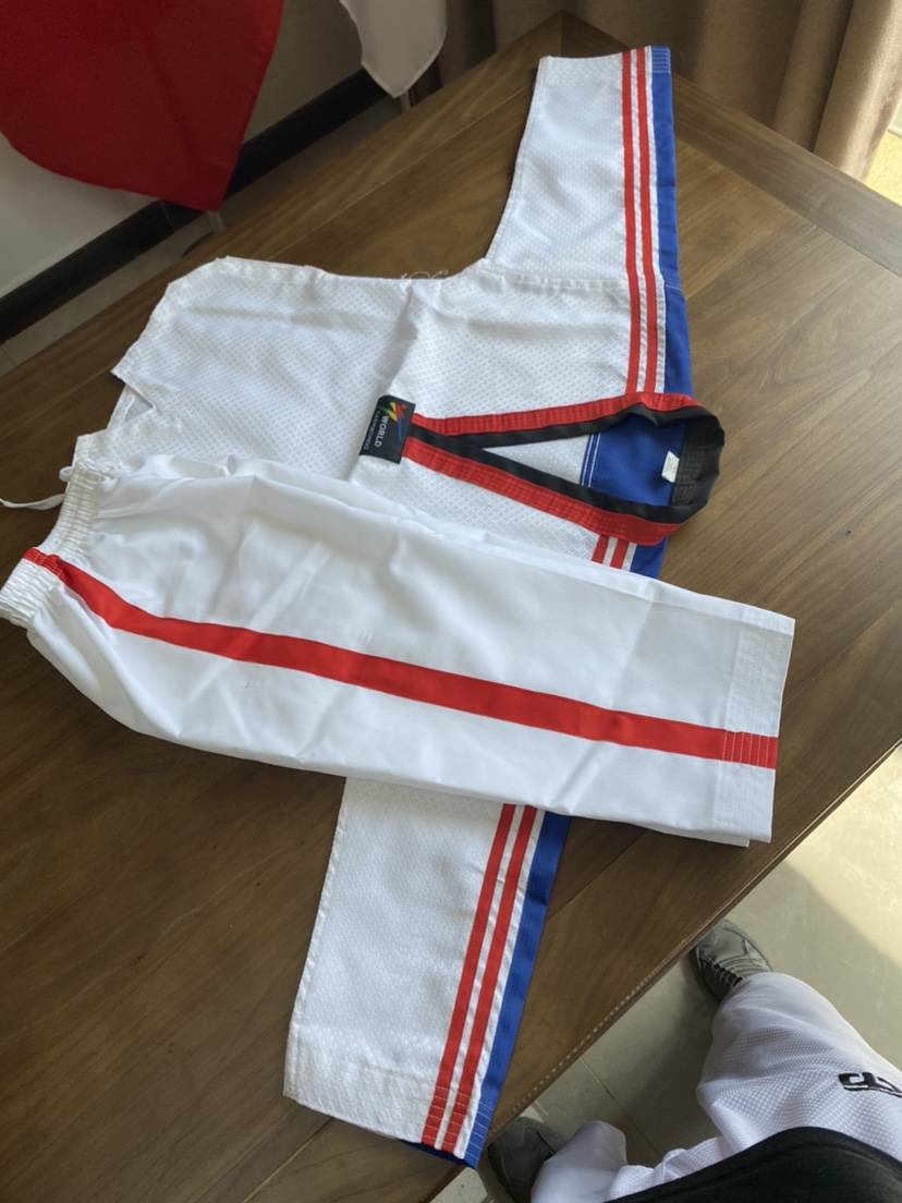 Taekwondo coaches for children's adult training and first-year adult students for short sleeves