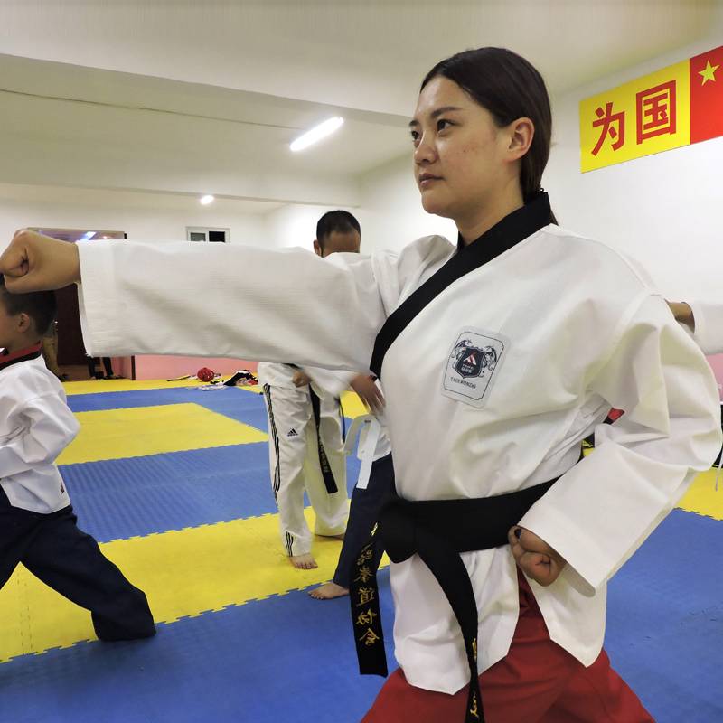 Tafty Taekwondo Tung-do coaches the boys' and girls' pants for the children's adult boxing