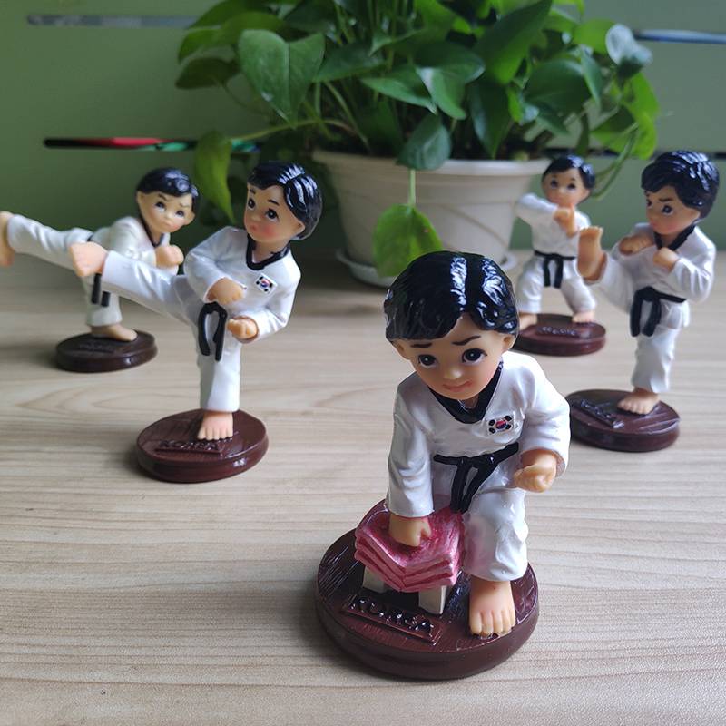 Resin crafts Furnishing Little Taekwondo Character Model Men's Side Kick Martial Arts Creative Decoration Souvenirs