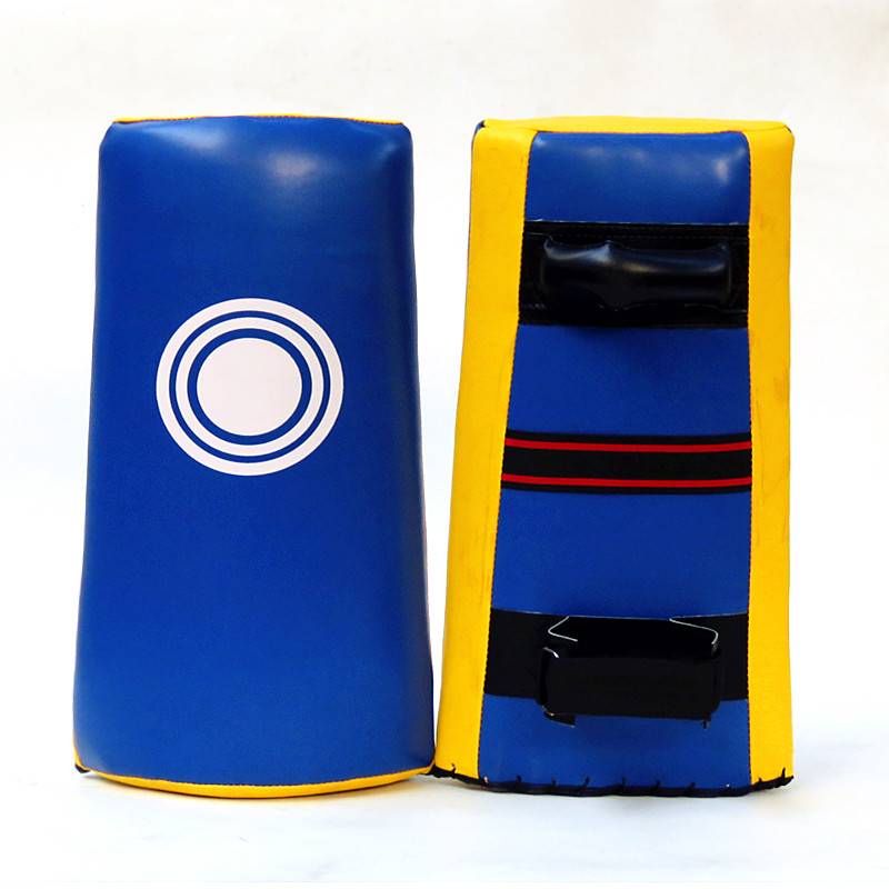 Taekwondo's double-flying target-foot-and-arms ranger ranger kick-off against the karate arm