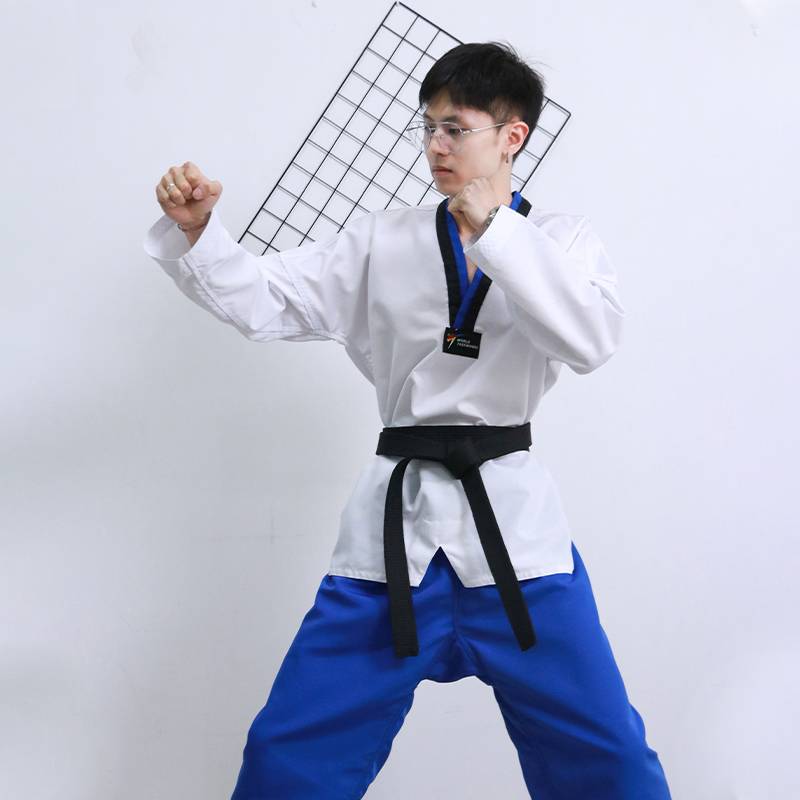 Taekwondo, an adult, male and female college student, trained in long-sleeved short-sleeved trainer 's