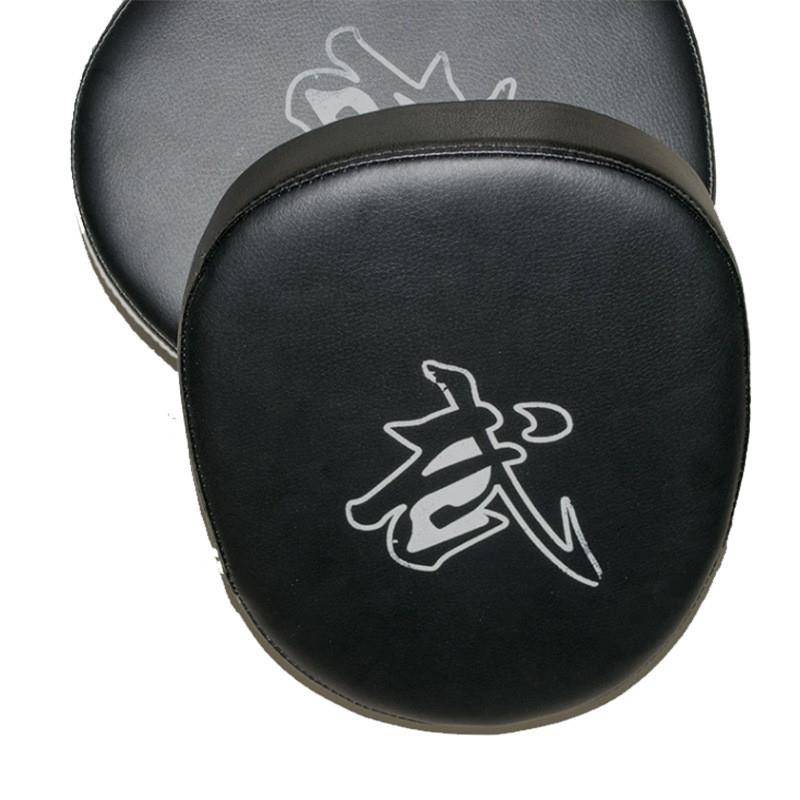 Trained boxer for specific items, boxer gloves, goaler for foot and foot, goaler, target and target