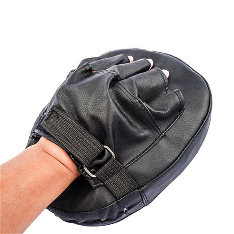 Trained boxer for specific items, boxer gloves, goaler for foot and foot, goaler, target and target