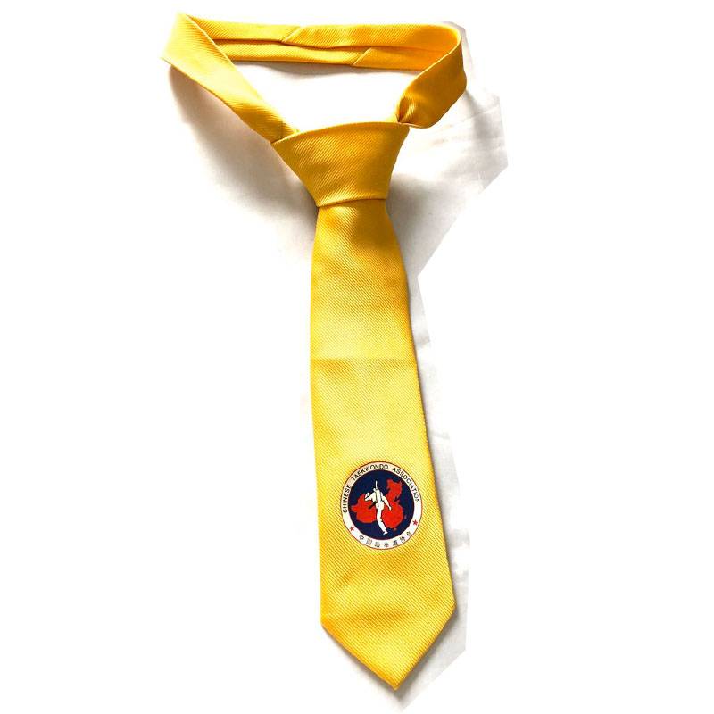 The karate referee led the coaches to the zipper tie and the karate collegiate
