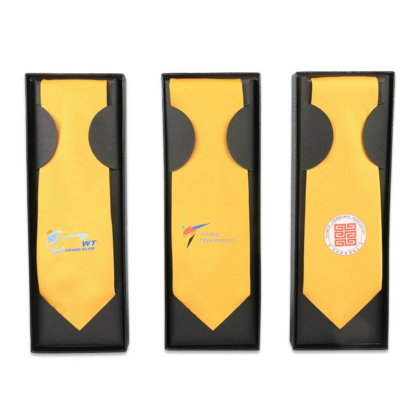 The karate referee led the coaches to the zipper tie and the karate collegiate