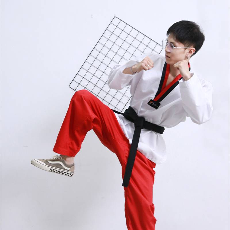 Taekwondo, an adult, male and female college student, trained in long-sleeved short-sleeved trainer 's