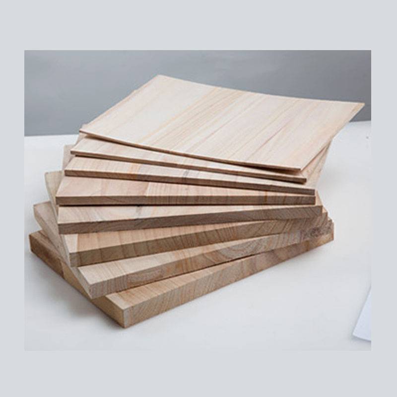 The training of children in boxing and kicking boards in taekwondo woodboard kung fu is customized for an extension training board