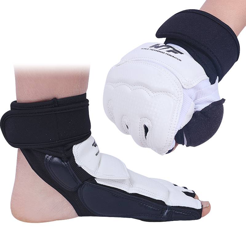 An adult training competition with hand-protected foot-protected child gloves for ankle-protected adult