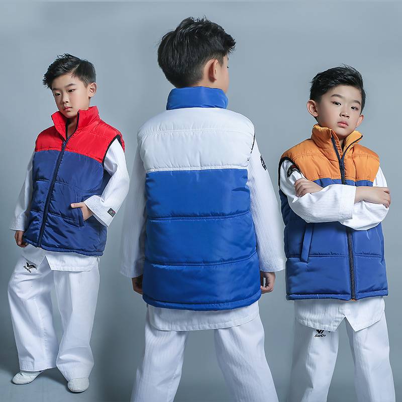 Taekwondo children train their vests to warm their thongs in autumn winter