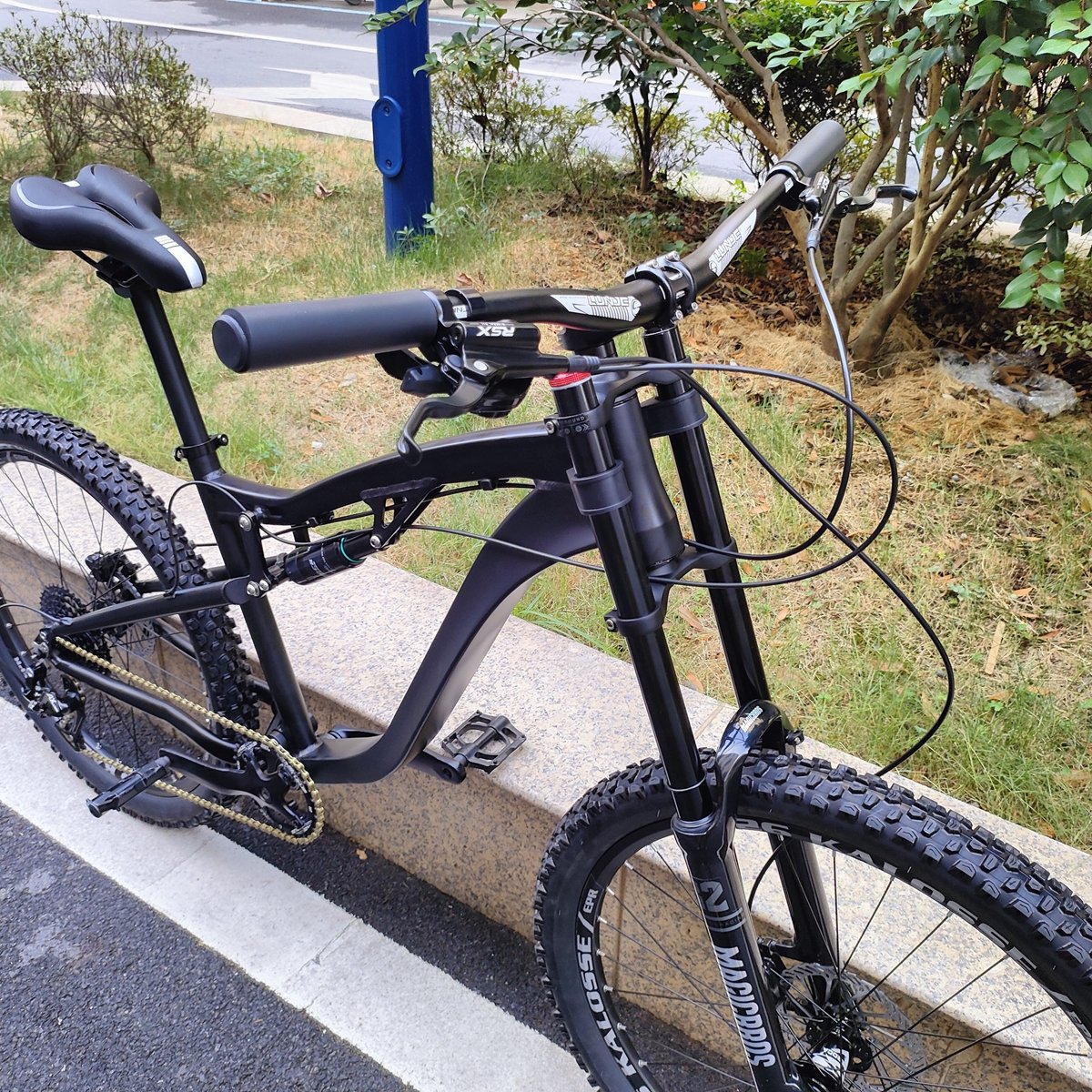 Aluminum Alloy Full Suspension Frame 11 Speed Bike Air Front Fork Bicycle Hydraulic Brakes Mountain Bicycle Bike
