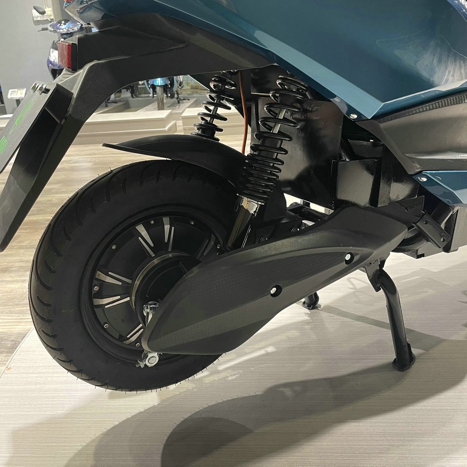 2024 New Style Mobility Scooters Electric Sportbikes 3000w Ckd Moped Dual Motor Electric Motorcycle 2 Wheel Adult Foot Scooters