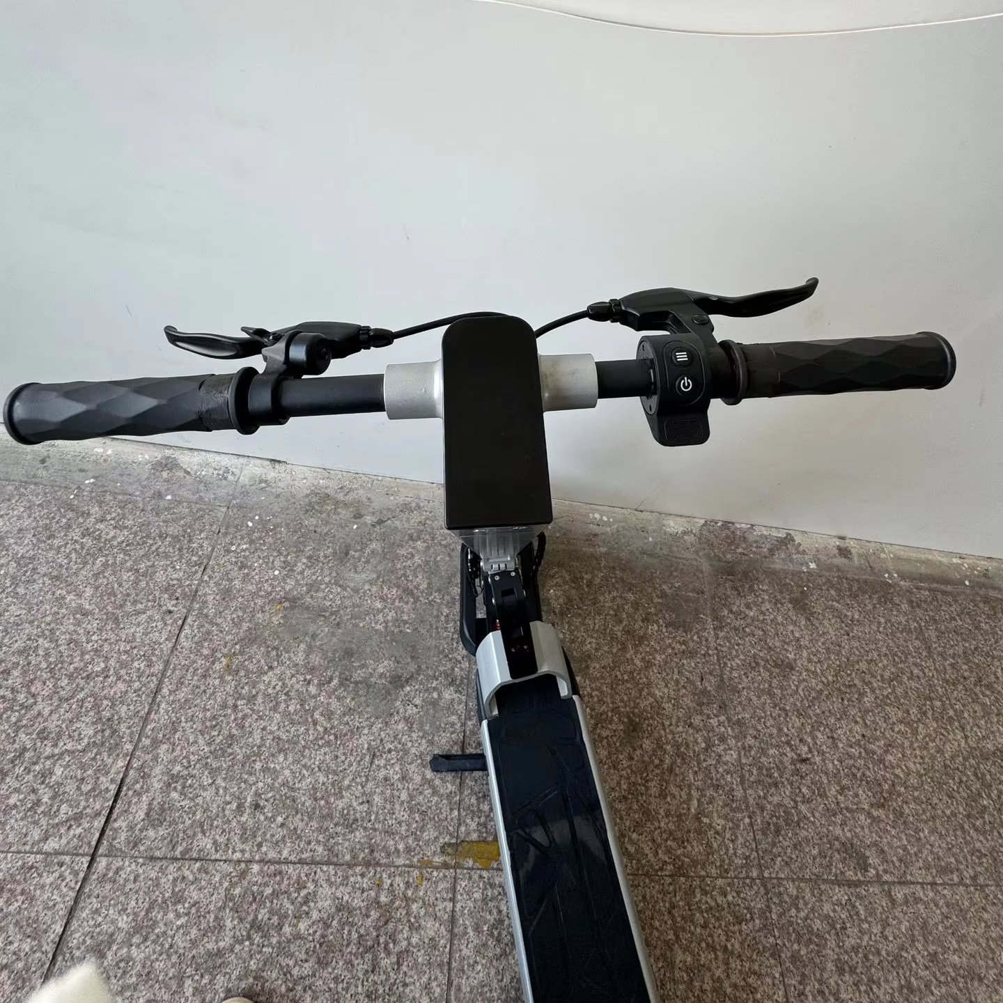 Hot Selling 1200W Electric Scooter 10 Inch Tire Size Front Brake 51-65 mph Various Certifications Qualified Two-Wheel Scooter