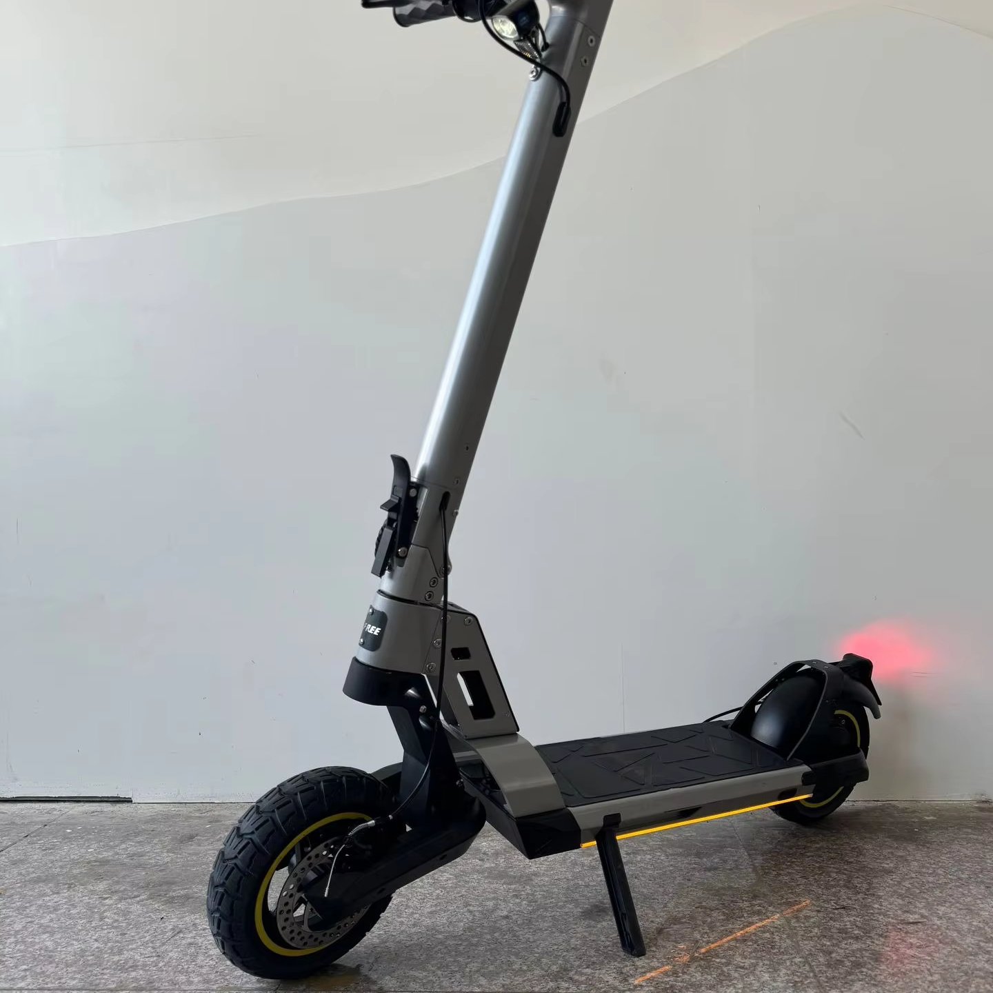 Hot Selling 1200W Electric Scooter 10 Inch Tire Size Front Brake 51-65 mph Various Certifications Qualified Two-Wheel Scooter