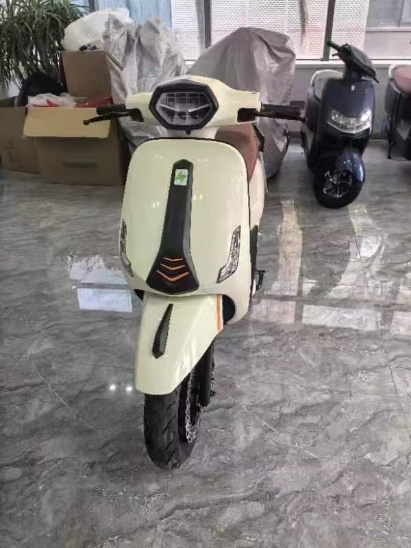 Chaohu Wholesale Customized 2024 Hot Selling 1000-1500W Fashion Two wheeled Electric Scooter Adult Electric Motorcycle