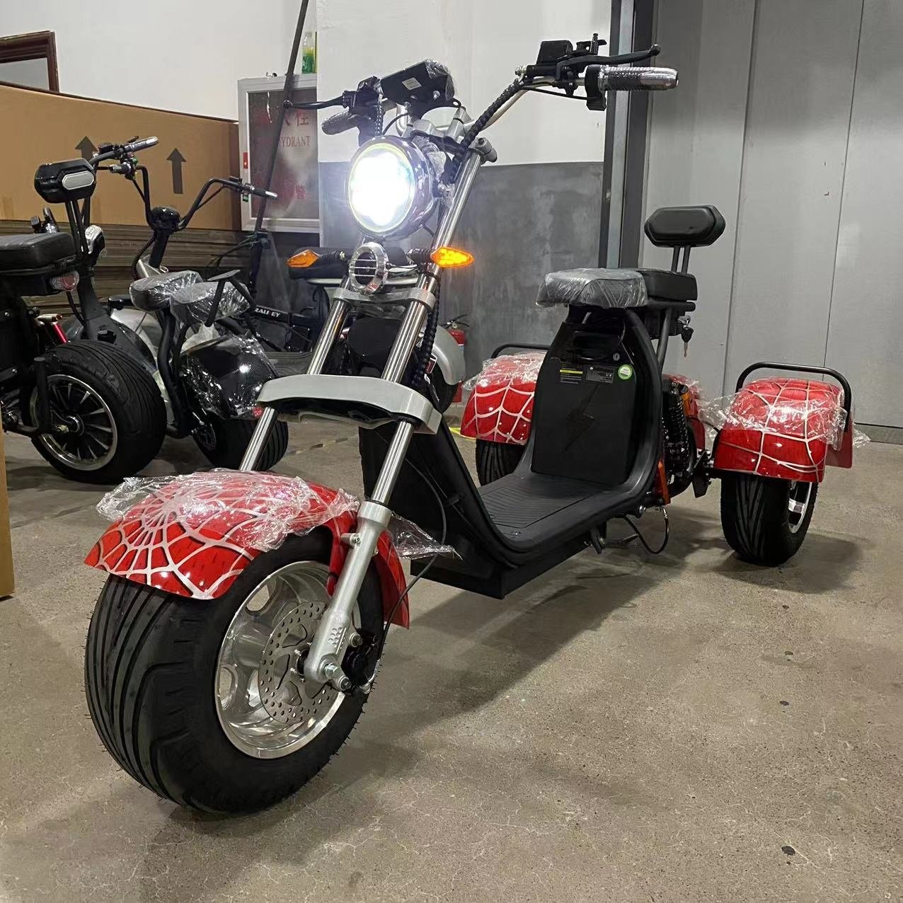 Hot selling warehouse eec Adult three wheel bicycle Lithium Battery 60V 20Ah 2000 w tricycle 3 wheel electric scooter citycoco