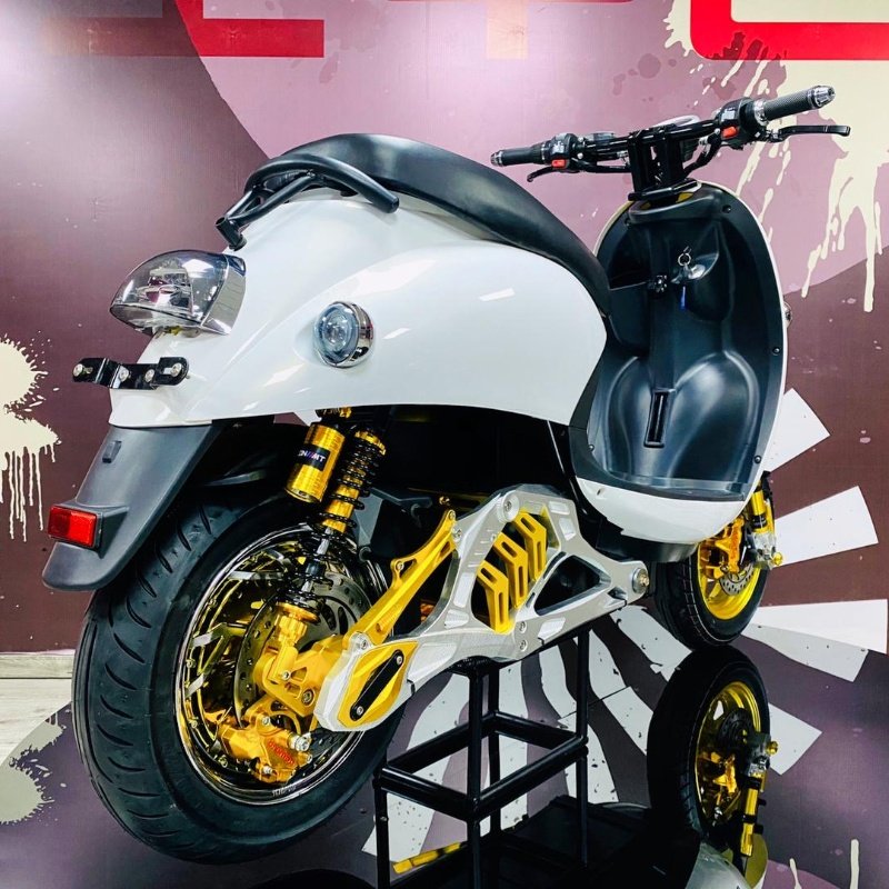 Personal tailor Motorcycles Electric Scooter 80KM/H 60V/72V Electric Motorbike 2000w Powerful 12Inch Two-Wheel Ev-Bike For Adult