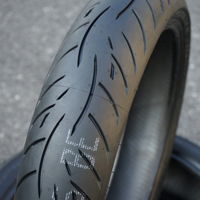 Motorcycle tire tread Roadtec Z8 120 70 ZR 17 M/C and 180/55 ZR 17 M/C